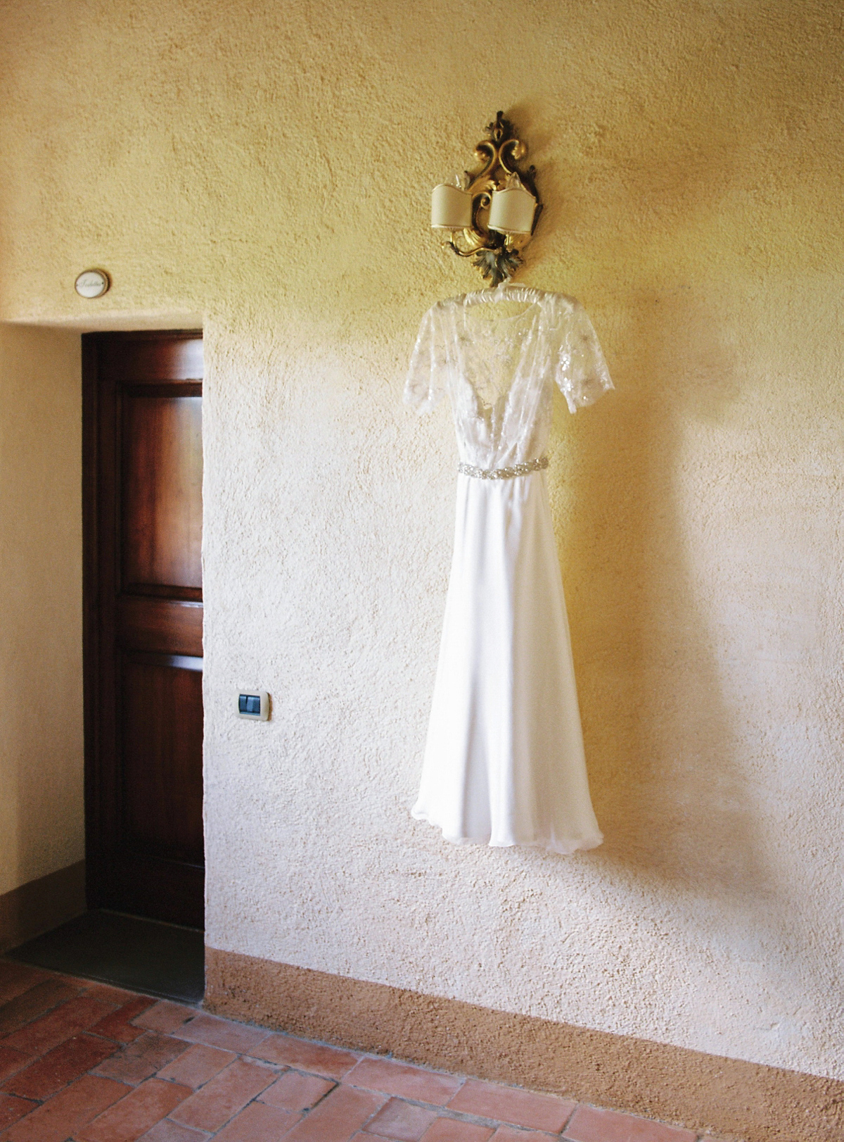 Our Lovettes member and bride Kate wore a 1950's inspired short gown for her wedding in the rural Italian countryside. Photography by Gert Huygaerts.