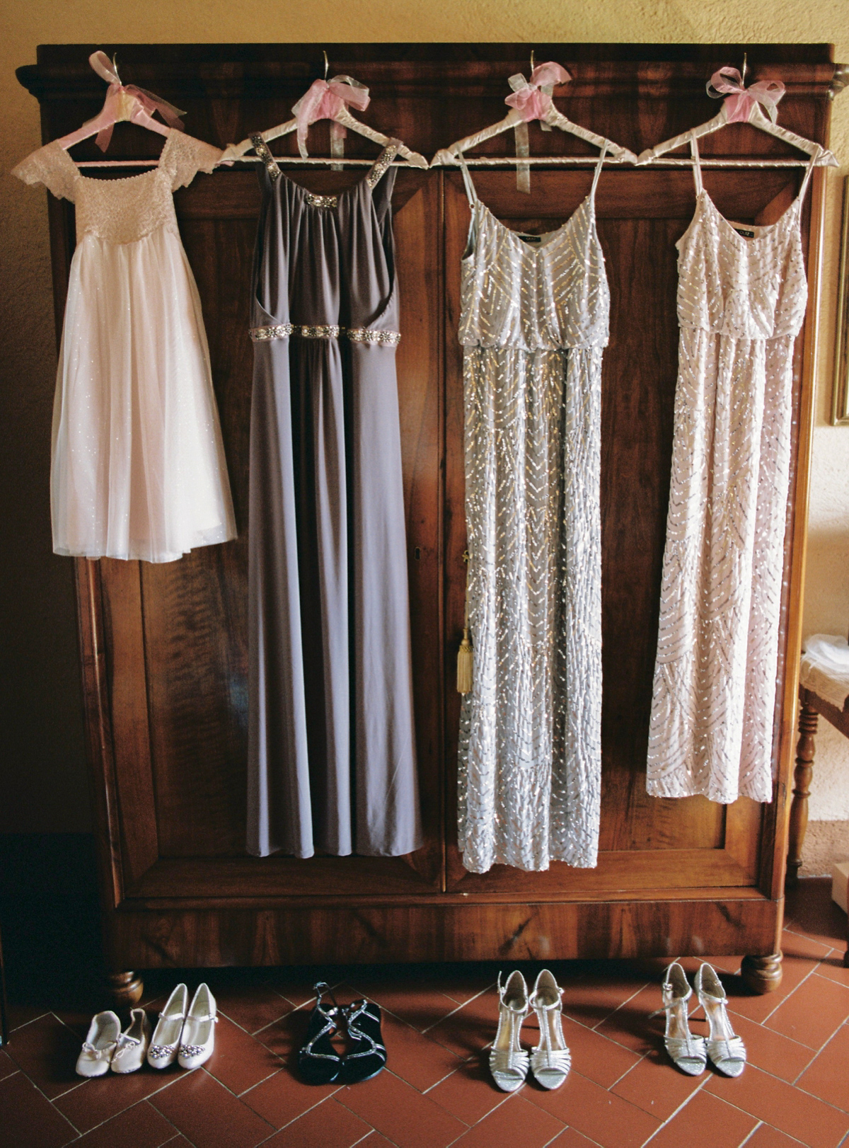 Our Lovettes member and bride Kate wore a 1950's inspired short gown for her wedding in the rural Italian countryside. Photography by Gert Huygaerts.