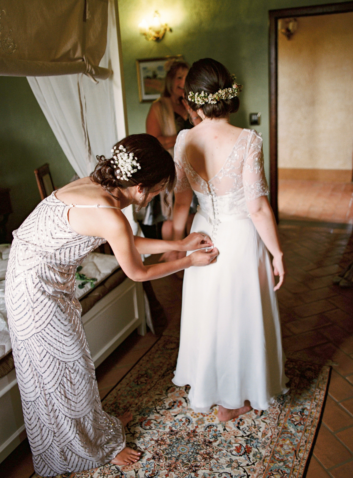 Our Lovettes member and bride Kate wore a 1950's inspired short gown for her wedding in the rural Italian countryside. Photography by Gert Huygaerts.