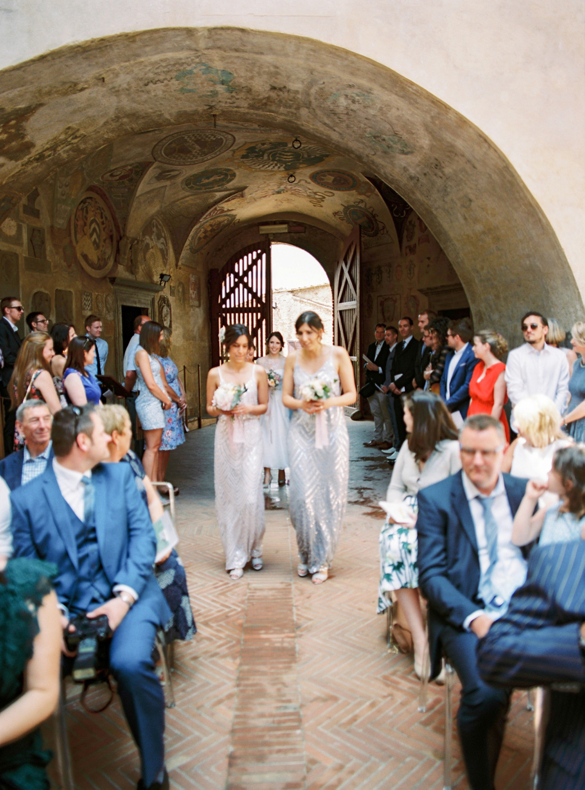 Our Lovettes member and bride Kate wore a 1950's inspired short gown for her wedding in the rural Italian countryside. Photography by Gert Huygaerts.