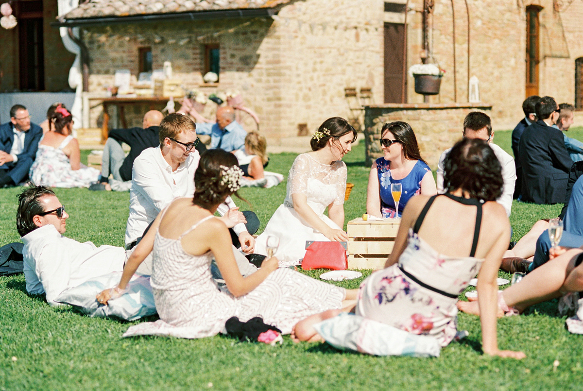 Our Lovettes member and bride Kate wore a 1950's inspired short gown for her wedding in the rural Italian countryside. Photography by Gert Huygaerts.