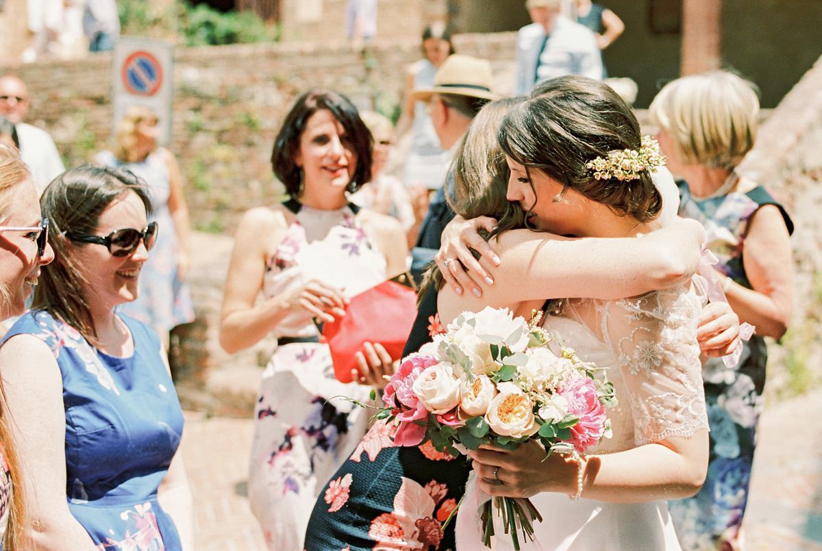 Our Lovettes member and bride Kate wore a 1950's inspired short gown for her wedding in the rural Italian countryside. Photography by Gert Huygaerts.