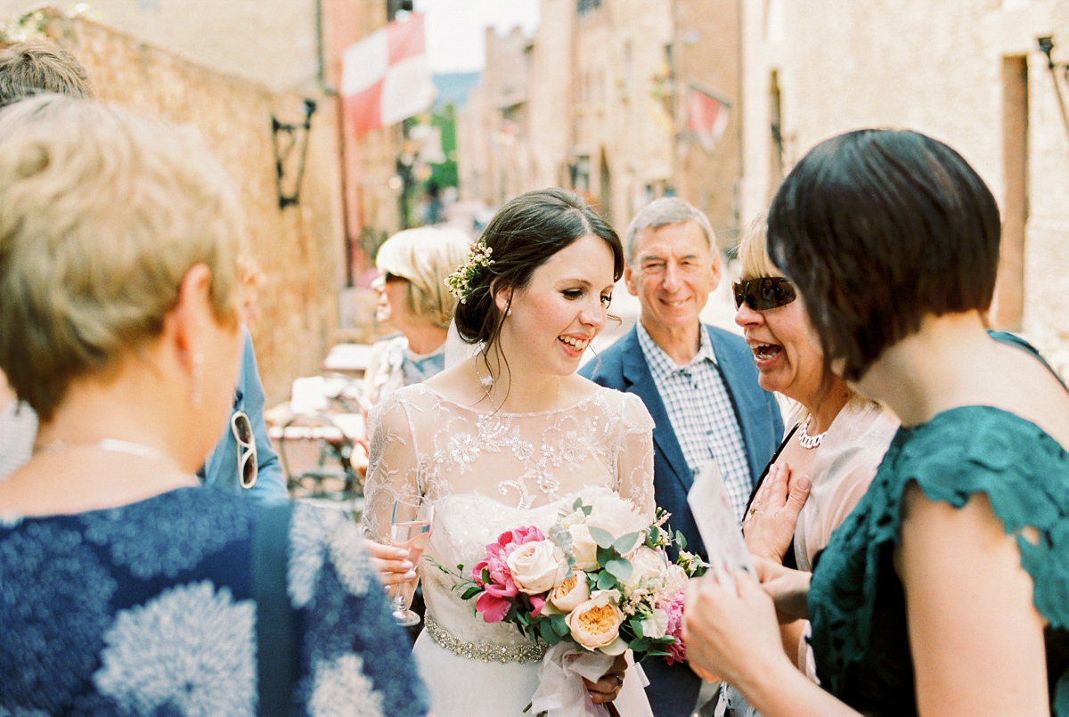 Our Lovettes member and bride Kate wore a 1950's inspired short gown for her wedding in the rural Italian countryside. Photography by Gert Huygaerts.