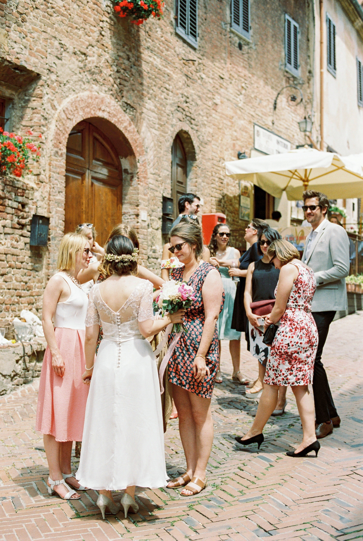 Our Lovettes member and bride Kate wore a 1950's inspired short gown for her wedding in the rural Italian countryside. Photography by Gert Huygaerts.