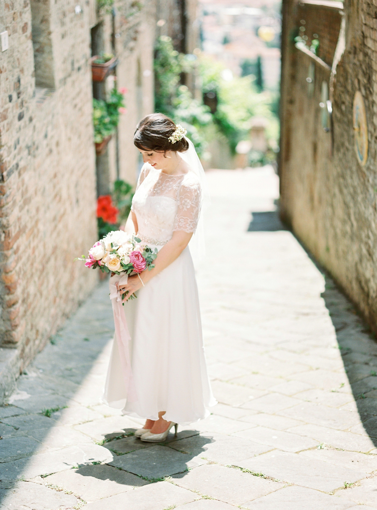 Our Lovettes member and bride Kate wore a 1950's inspired short gown for her wedding in the rural Italian countryside. Photography by Gert Huygaerts.