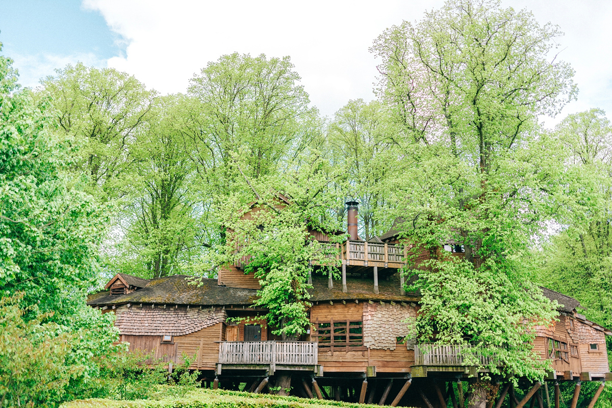 A pretty pastel toned and homemade Spring wedding at Alnwick Treehouse. Photography by Sarah-Jane Ethan.