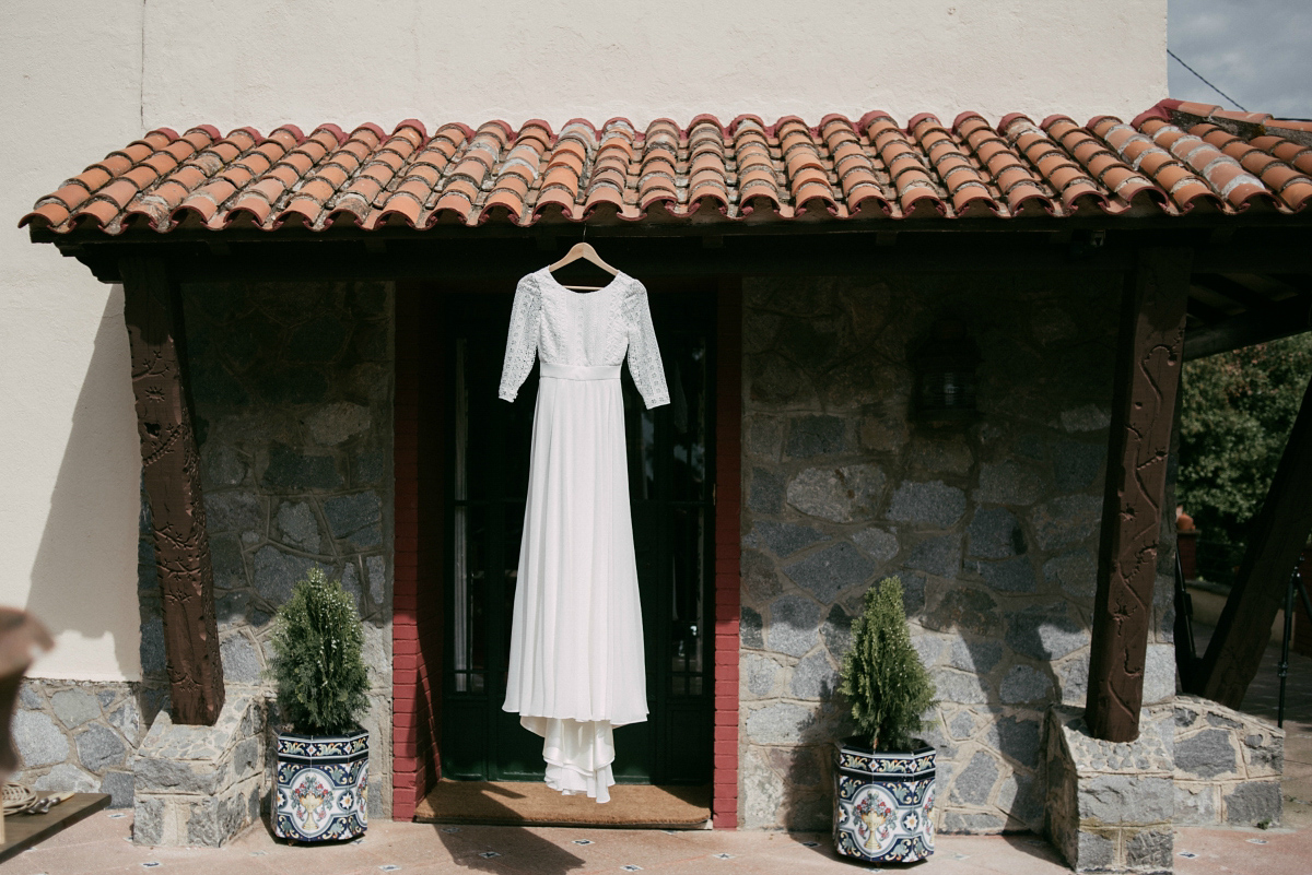 Bride Margarita wore a backless dress for her rustic woodland wedding in Spain. Photography by Sarah Lobla.