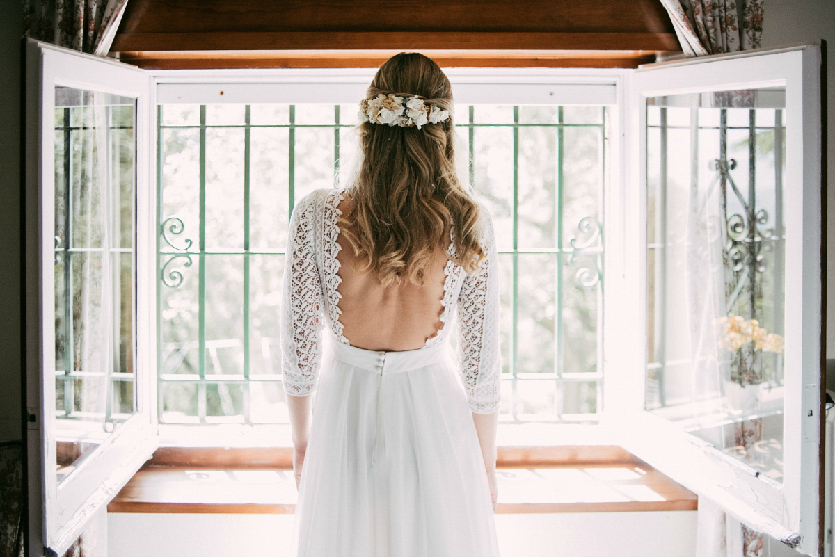 Bride Margarita wore a backless dress for her rustic woodland wedding in Spain. Photography by Sarah Lobla.