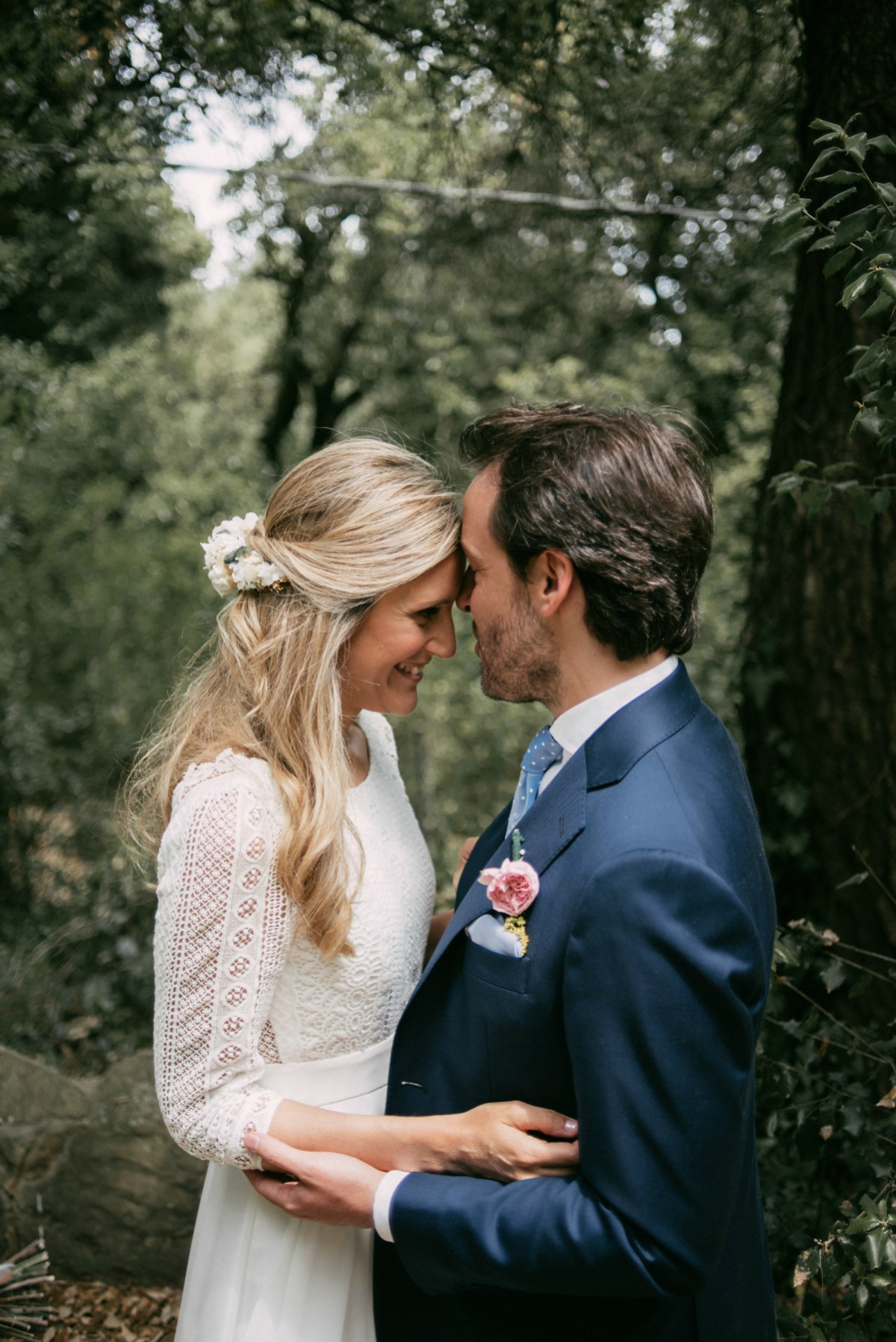 Bride Margarita wore a backless dress for her rustic woodland wedding in Spain. Photography by Sarah Lobla.