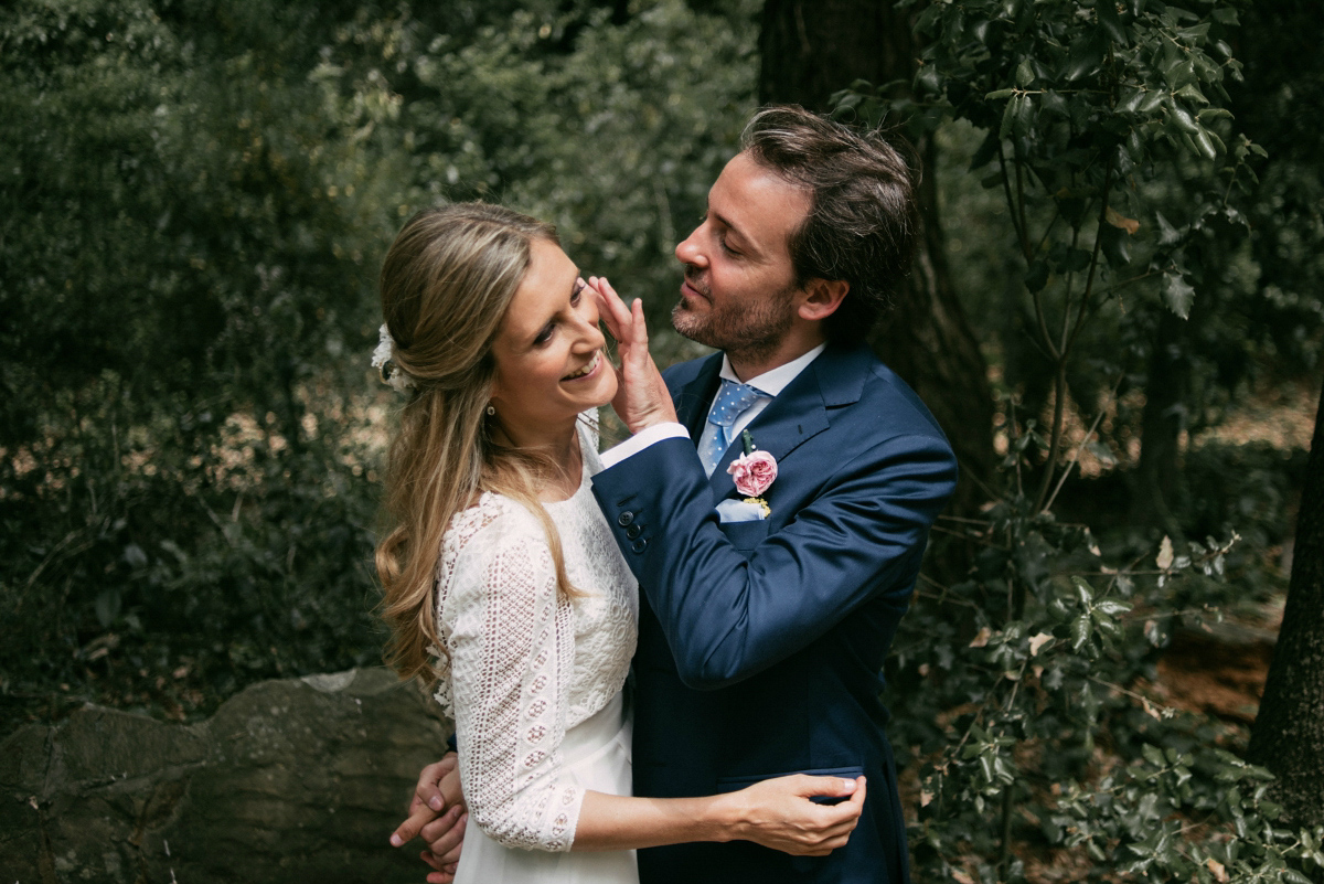 Bride Margarita wore a backless dress for her rustic woodland wedding in Spain. Photography by Sarah Lobla.