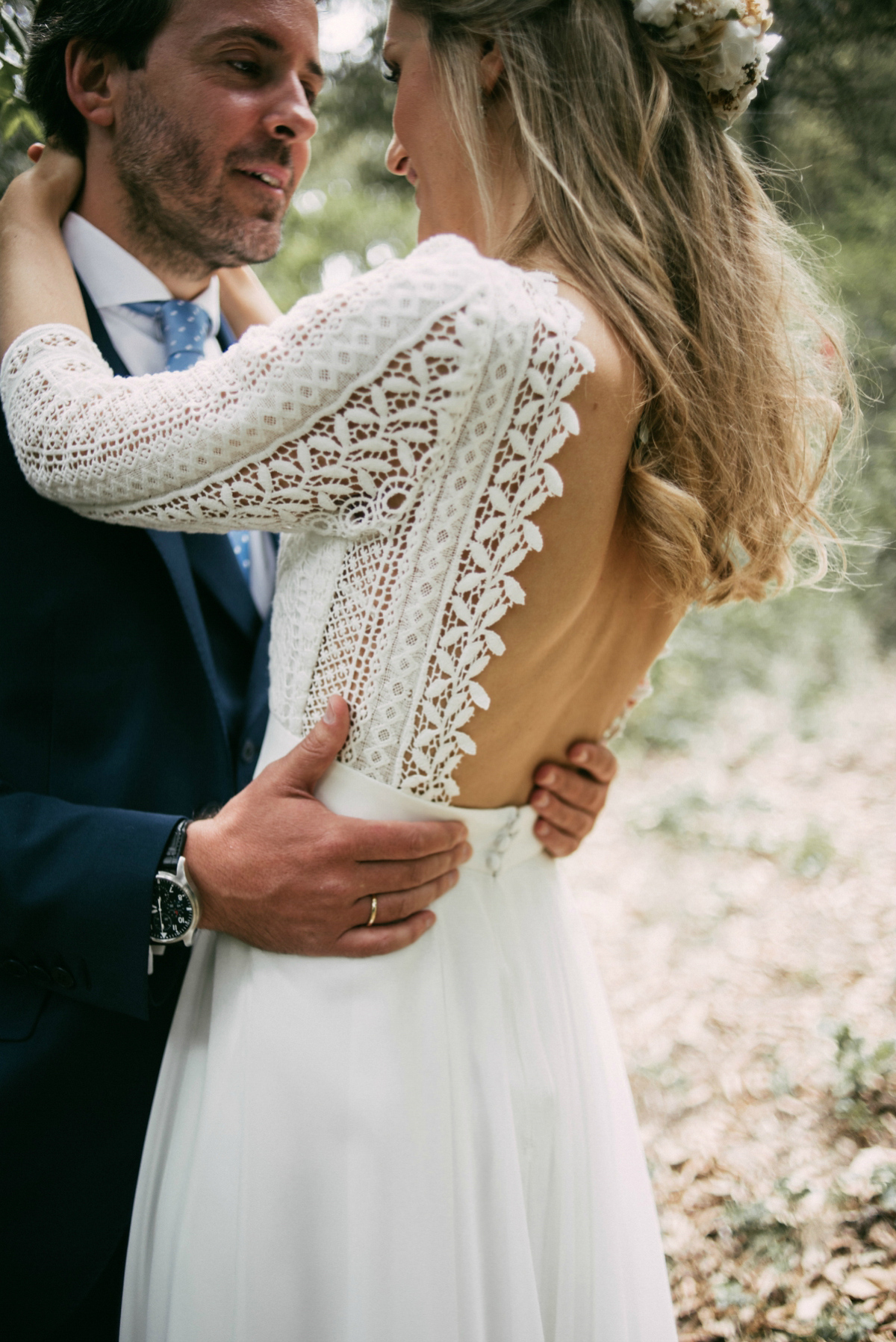 Bride Margarita wore a backless dress for her rustic woodland wedding in Spain. Photography by Sarah Lobla.