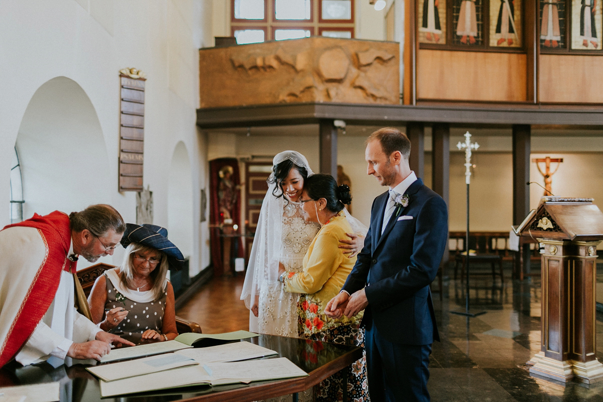 Bride Su wore a Needle & Thread wedding dress for her modern and elegant London wedding. She and her husband Nik met through online dating agency, Guardian Soulmates.