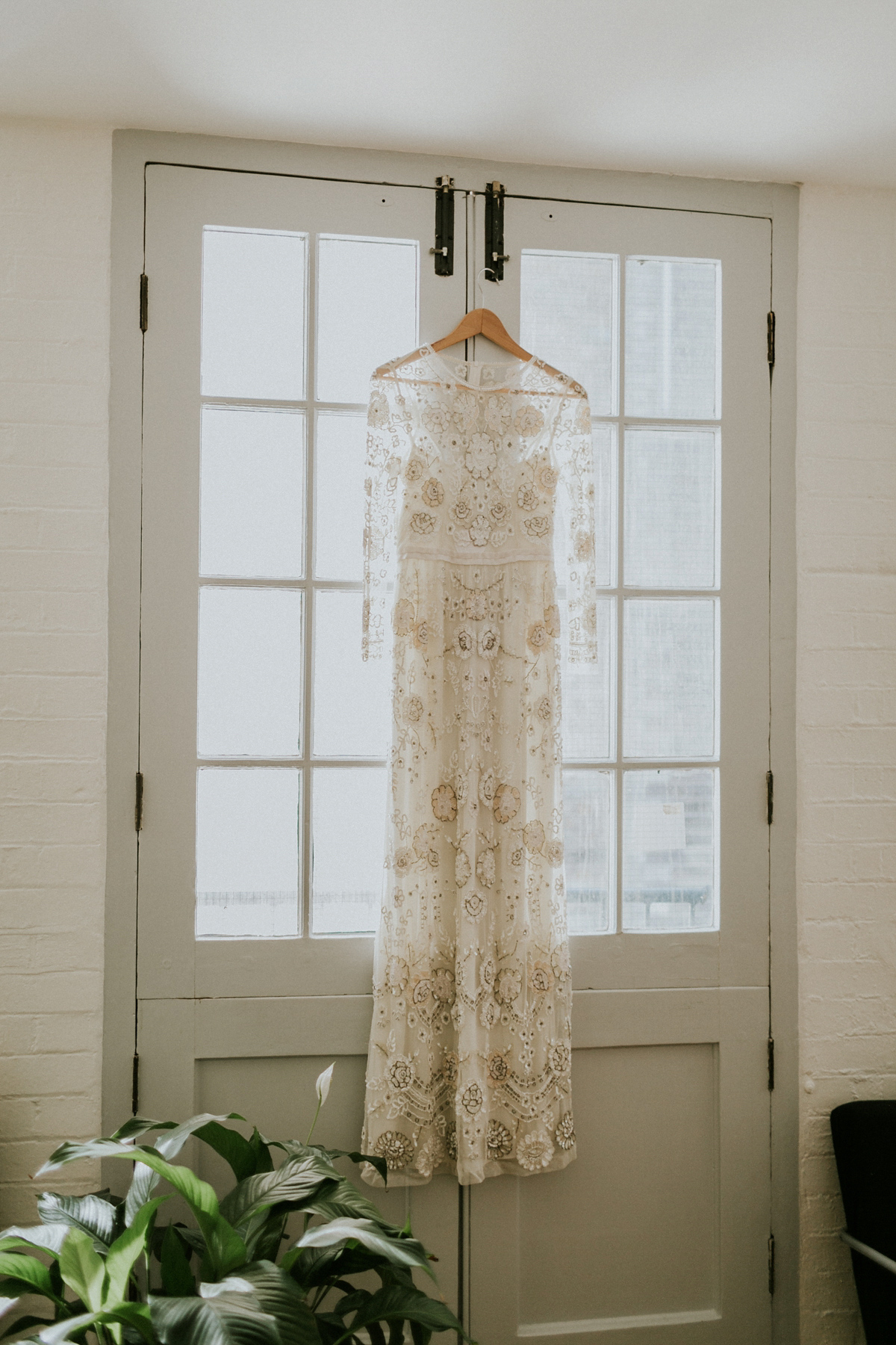 Bride Su wore a Needle & Thread wedding dress for her modern and elegant London wedding. She and her husband Nik met through online dating agency, Guardian Soulmates.