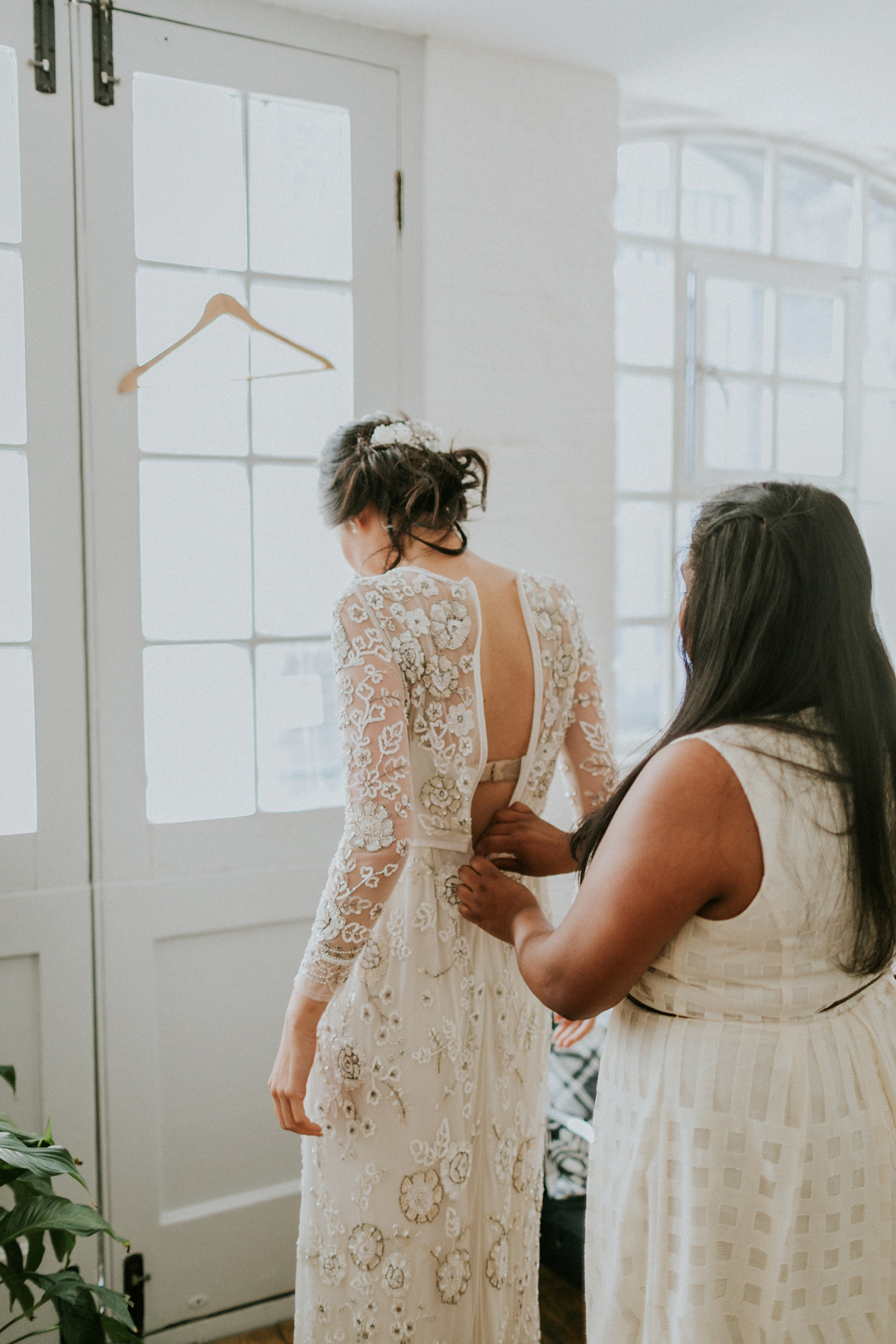 Bride Su wore a Needle & Thread wedding dress for her modern and elegant London wedding. She and her husband Nik met through online dating agency, Guardian Soulmates.