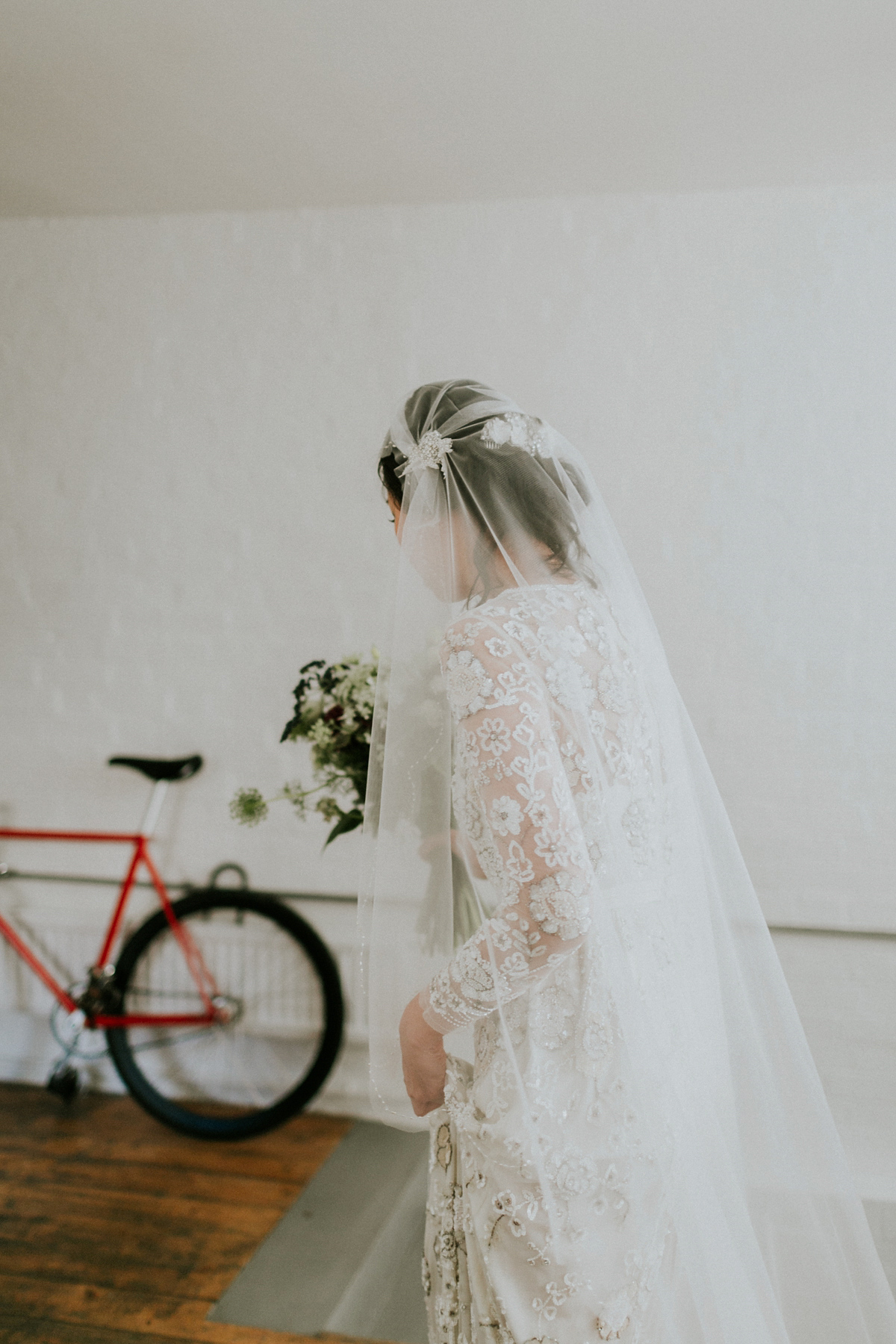 Bride Su wore a Needle & Thread wedding dress for her modern and elegant London wedding. She and her husband Nik met through online dating agency, Guardian Soulmates.