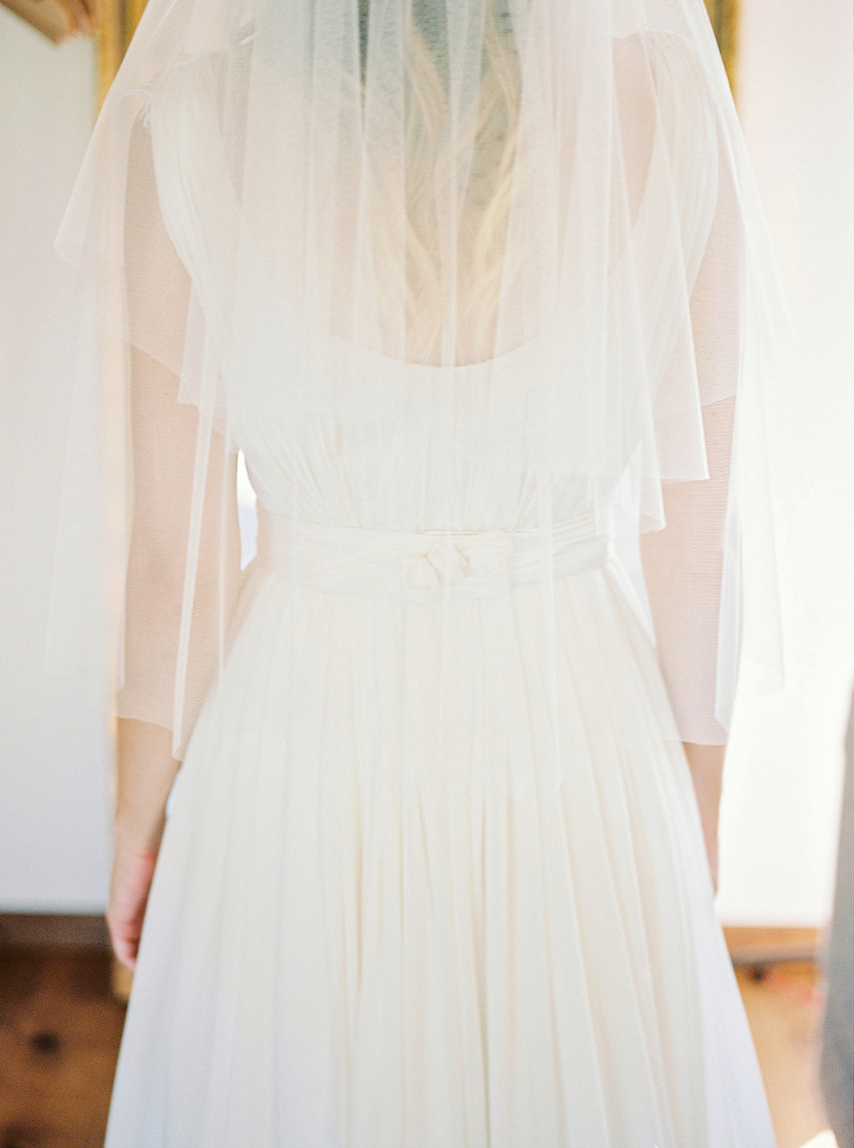 natural elegant barefoot bride latvia beach 16 1