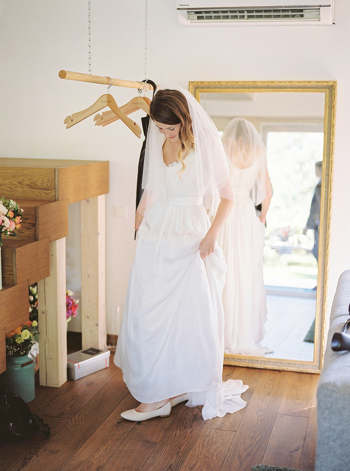 natural elegant barefoot bride latvia beach 22 1