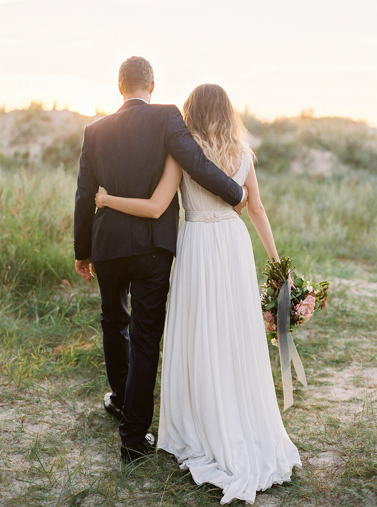 natural elegant barefoot bride latvia beach 37 1