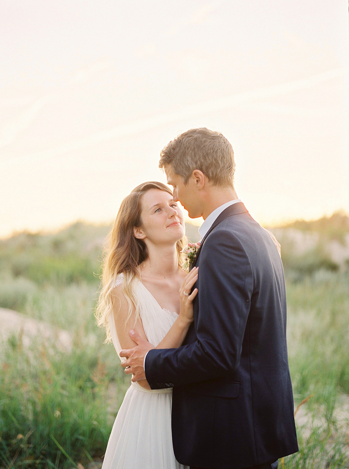 natural elegant barefoot bride latvia beach 39 1