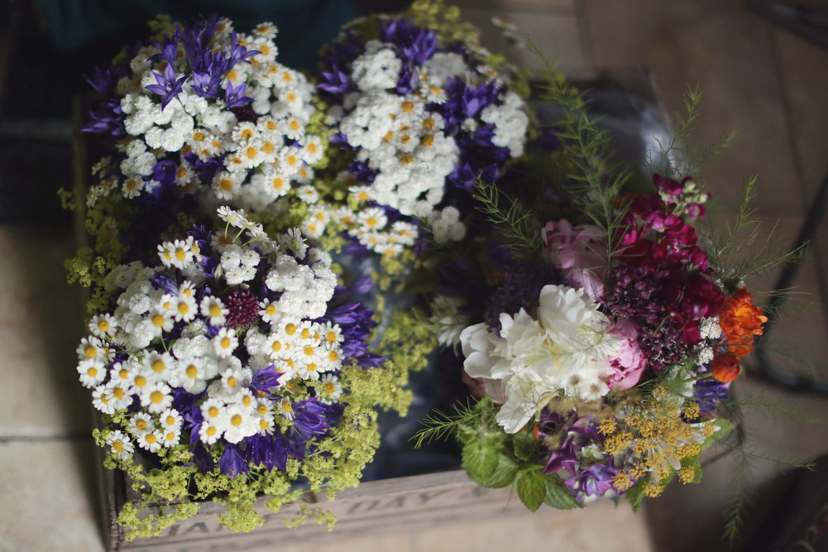 Laure de Sagazan colourful barn wedding 103 1