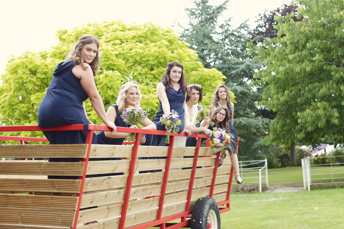 Laure de Sagazan colourful barn wedding 42 1