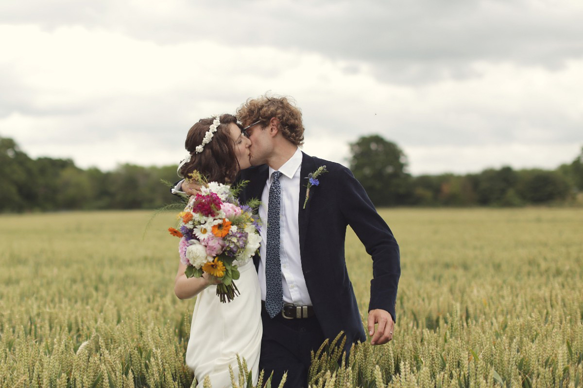 Laure de Sagazan colourful barn wedding 46 1