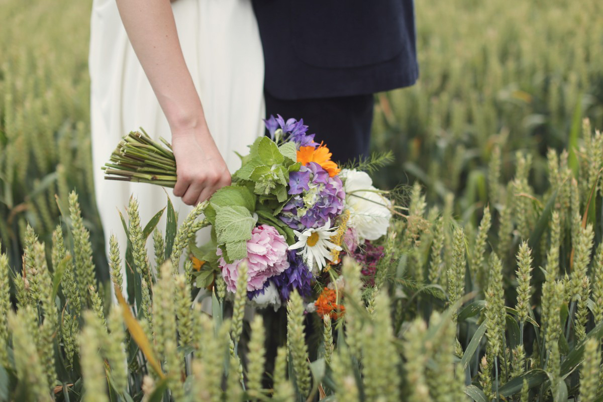 Laure de Sagazan colourful barn wedding 54 1