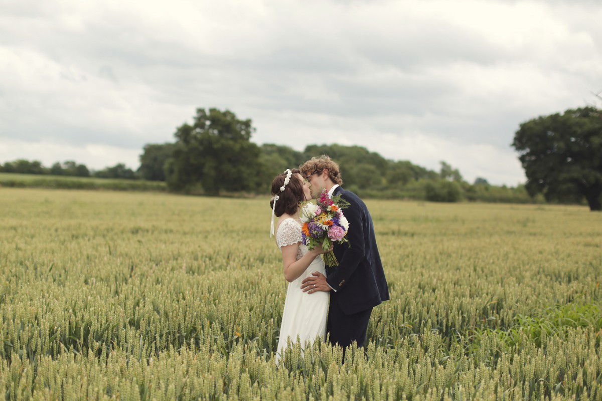 Laure de Sagazan colourful barn wedding 55 1