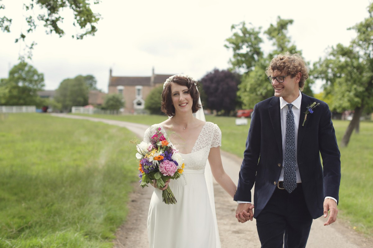 Laure de Sagazan colourful barn wedding 56 1