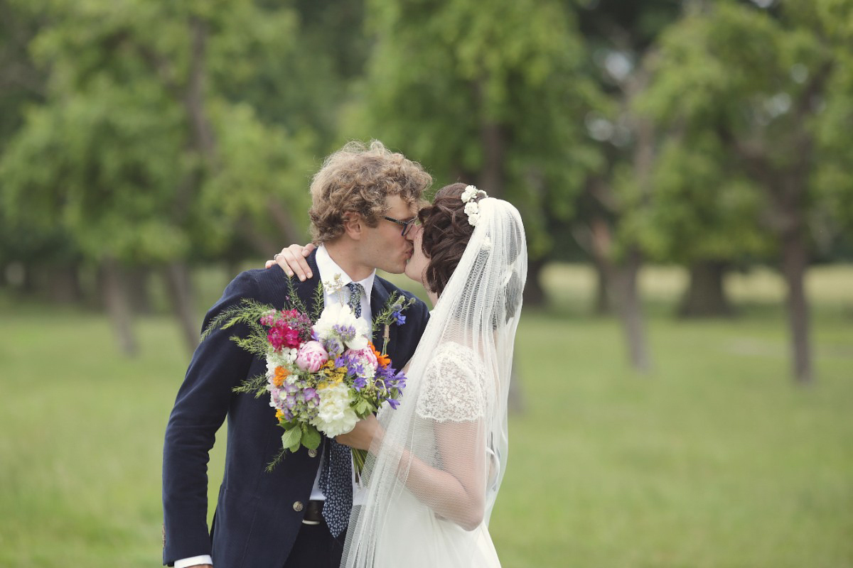 Laure de Sagazan colourful barn wedding 58 1