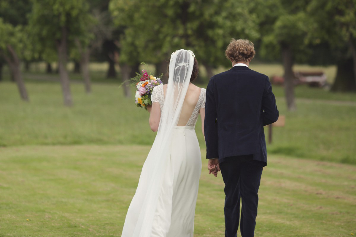 Laure de Sagazan colourful barn wedding 59 1