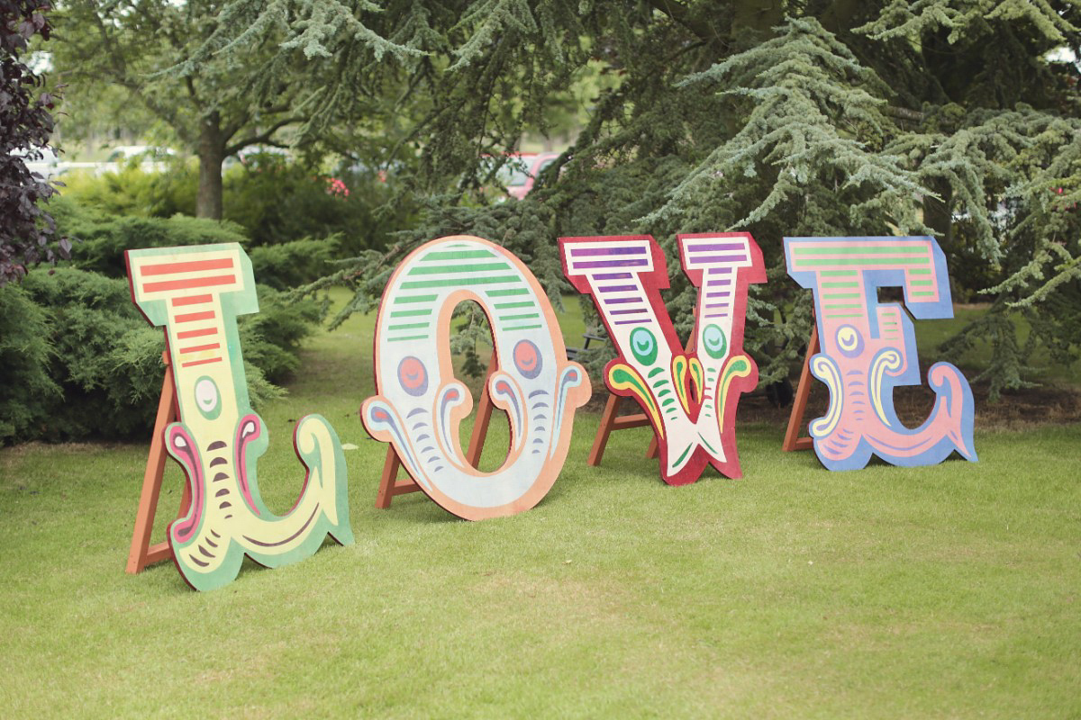 Laure de Sagazan colourful barn wedding 65 1