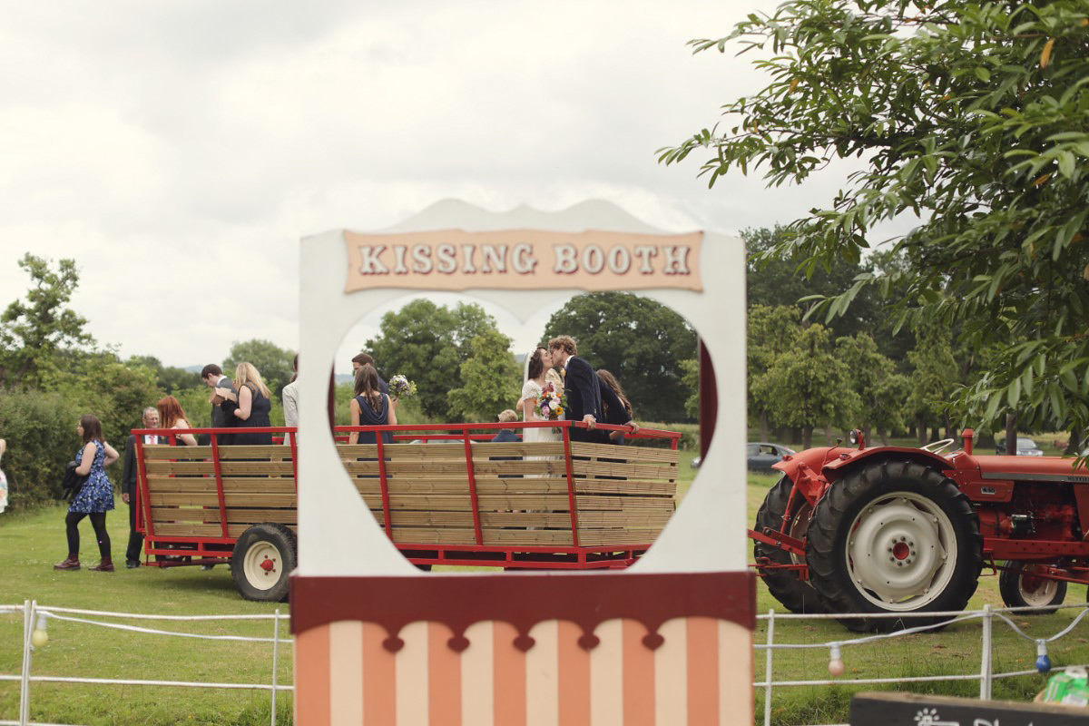 Laure de Sagazan colourful barn wedding 70 1