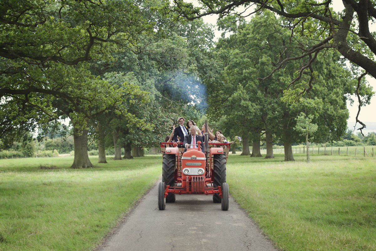 Laure de Sagazan colourful barn wedding 77 1