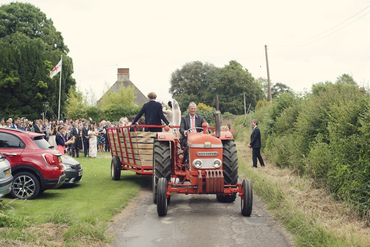 Laure de Sagazan colourful barn wedding 78 1