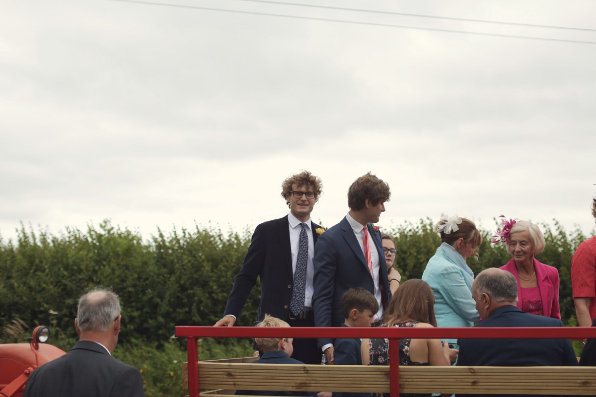 Laure de Sagazan colourful barn wedding 97 1