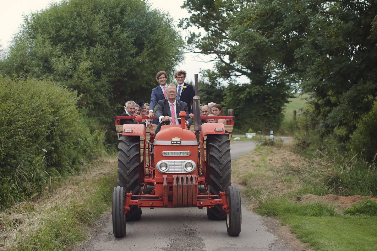 Laure de Sagazan colourful barn wedding 98 1