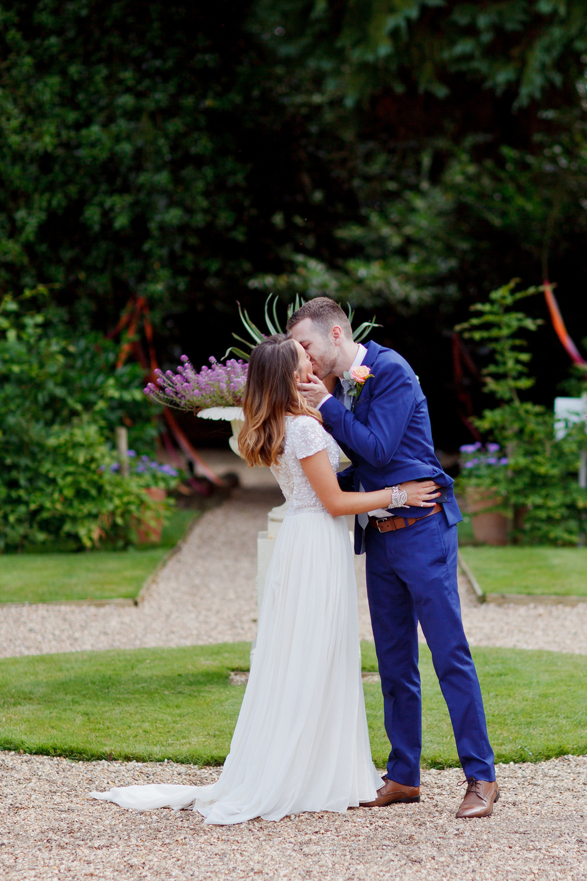 karen willis sequin wedding dress 49 1 - A Sequin Karen Willis Holmes Gown for a Colourful Wedding in the Countryside karen willis sequin wedding dress 49 1