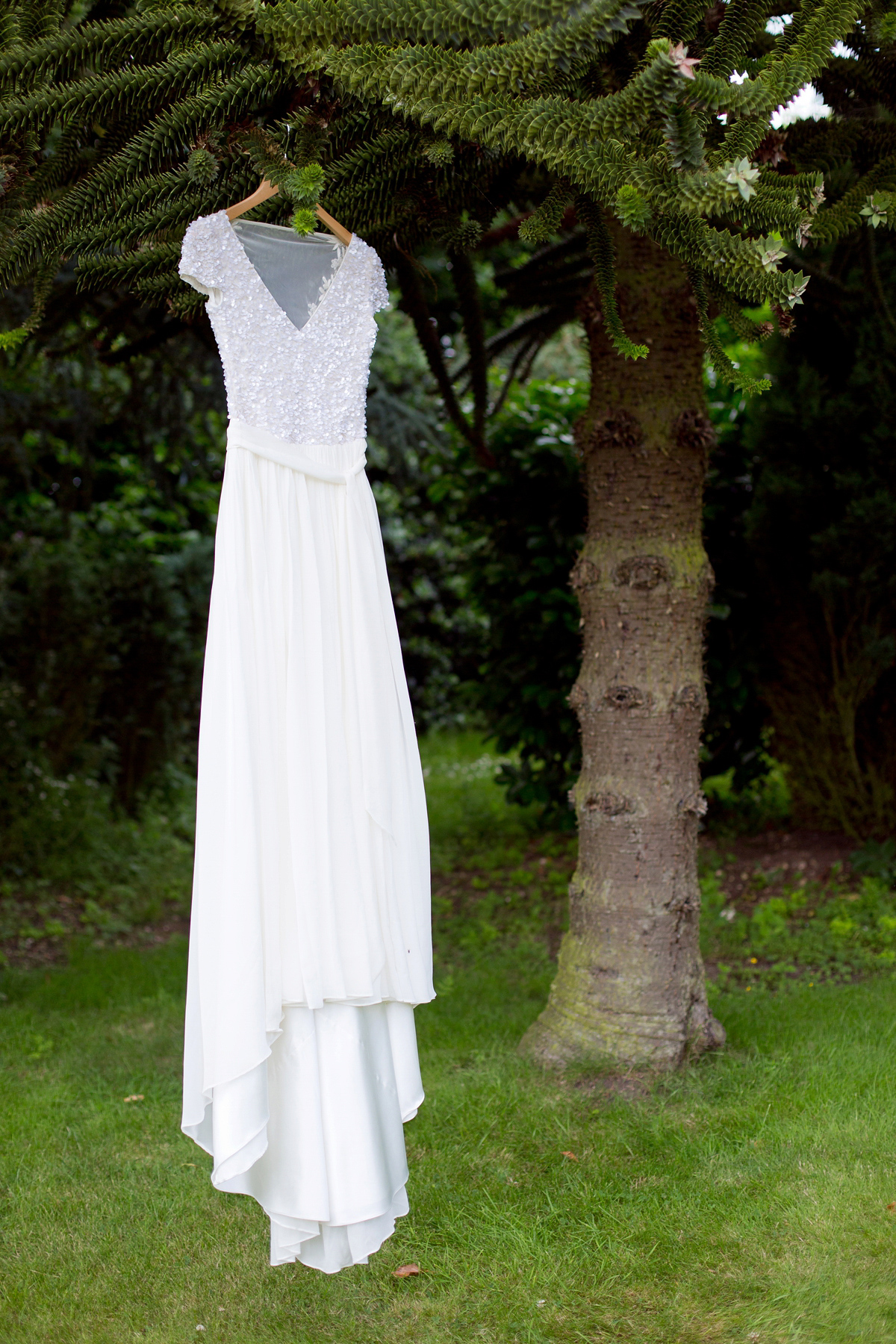 karen willis sequin wedding dress 61 1 - A Sequin Karen Willis Holmes Gown for a Colourful Wedding in the Countryside karen willis sequin wedding dress 61 1