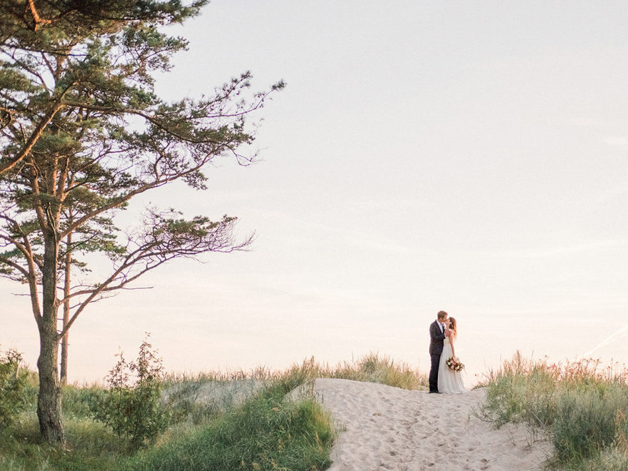 natural elegant barefoot bride latvia beach 38 1