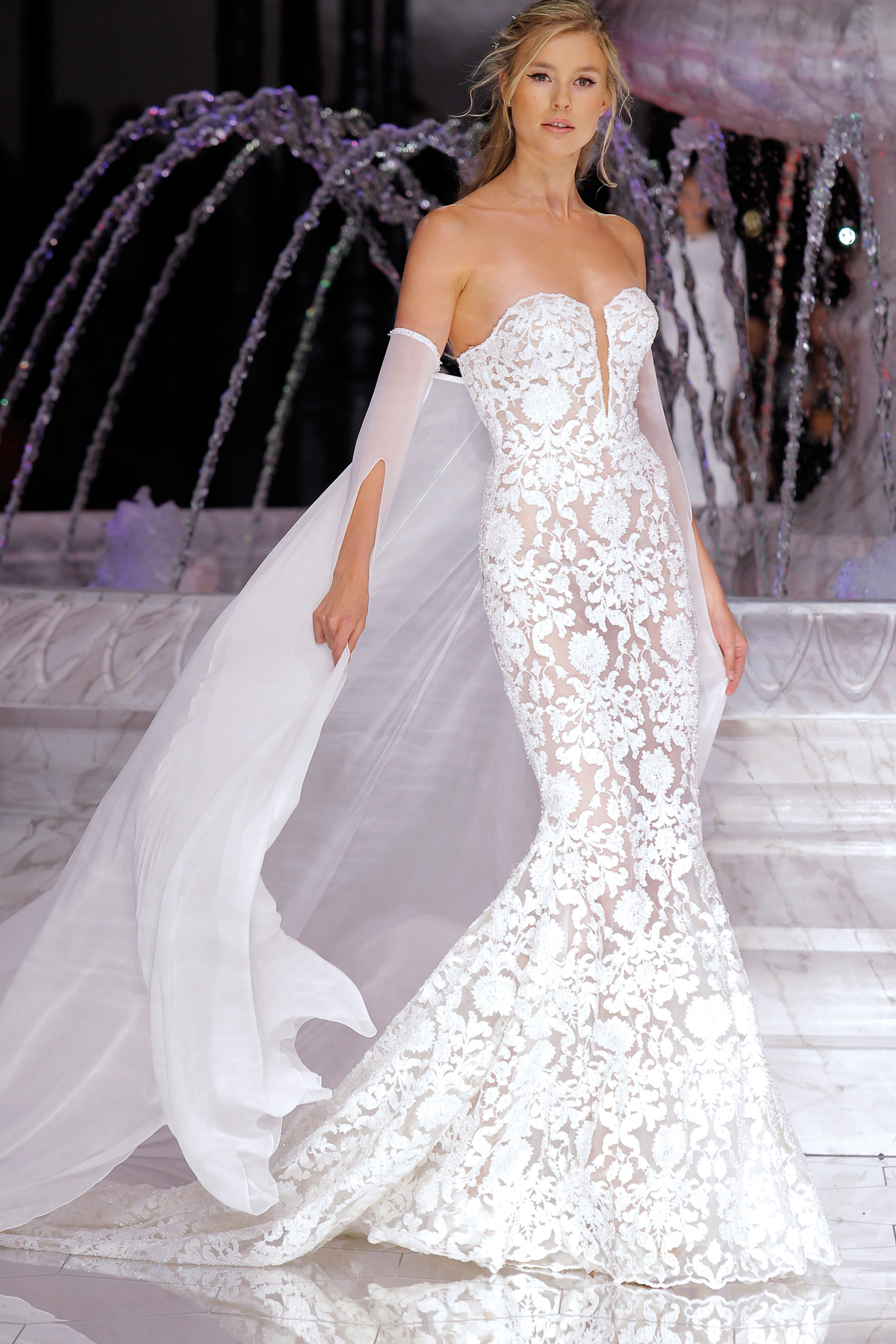 PRONOVIAS FASHION SHOW Runis