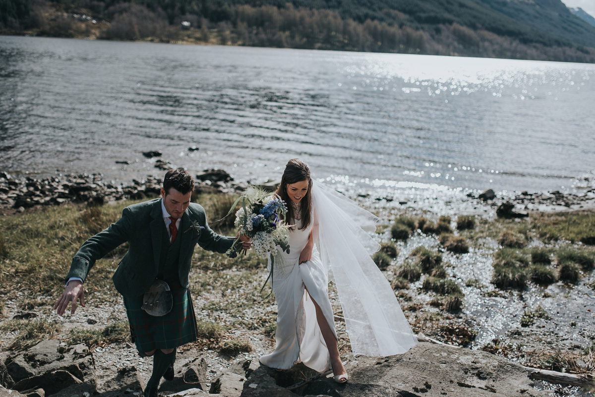 A Sassi Holford Gown and Stewart Parvin Bolero for a Loch-side Scottish Wedding 4 sassi holford scottish loch wedding 29 1