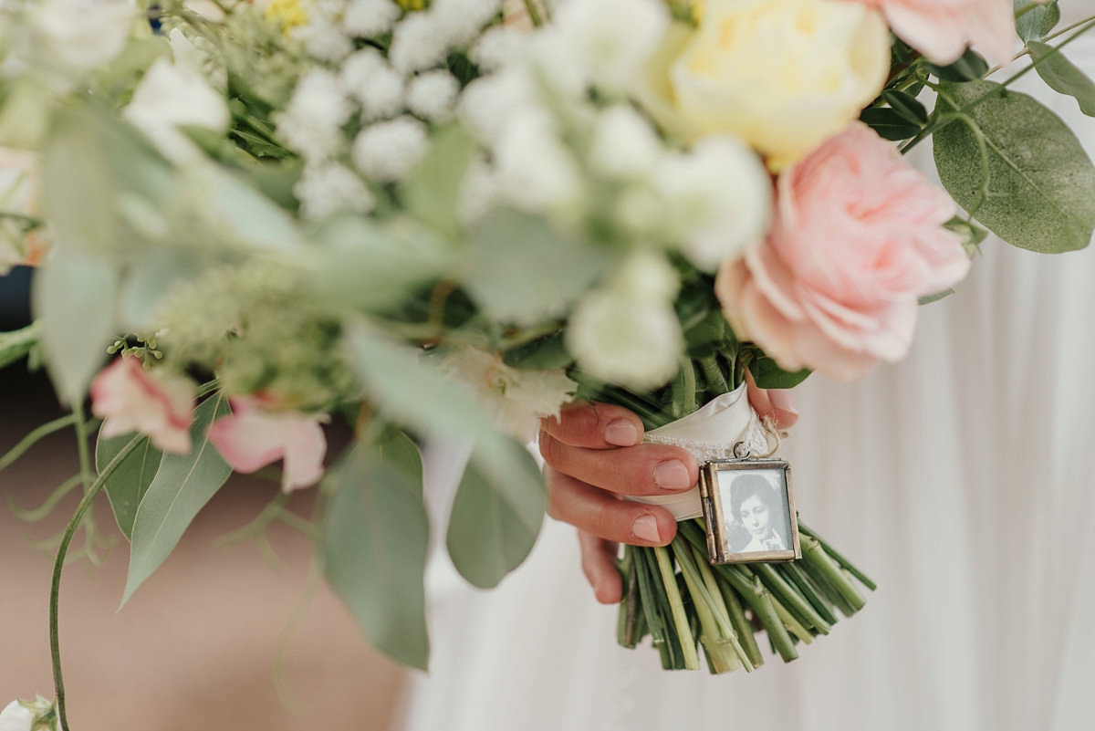 naomi neoh bride rustic barn wedding 22