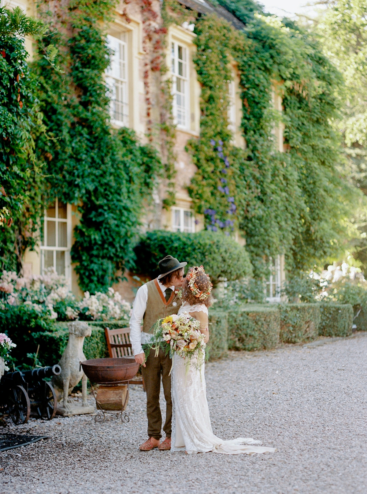 jane bourvis boho wedding maunsel house somerset 24