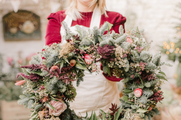 Christmas Wreath Tutorial: How To Make A Christmas Wreath Using The Traditional Method of Moss & Wire