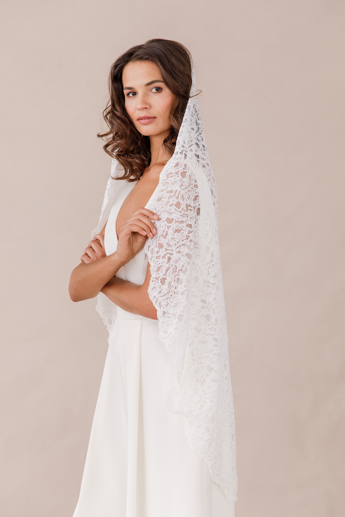 Jana - lace veil with millie lace edging