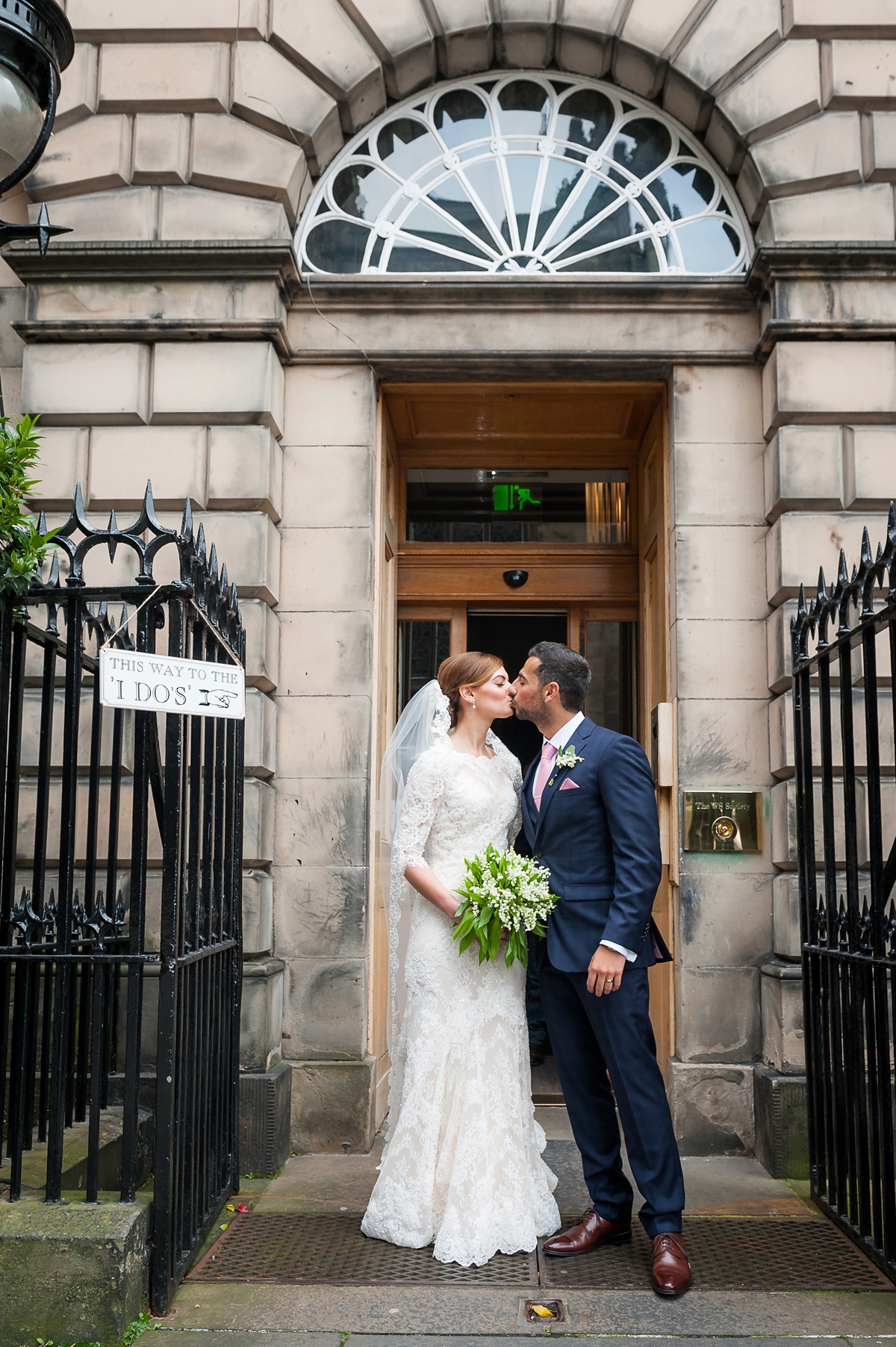 Annasul Y scottish library wedding 19