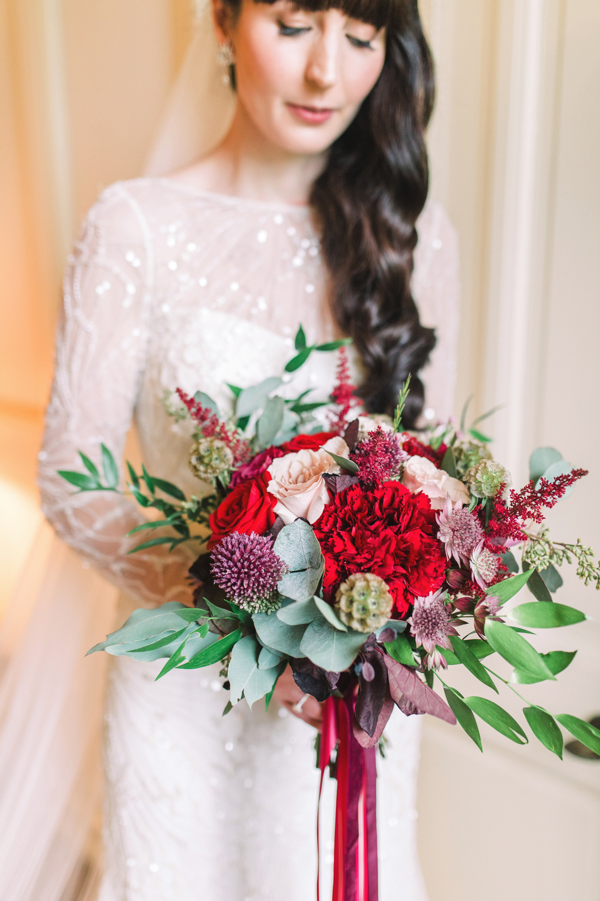 10 Autumn bride carrying a mixed reds bouquet