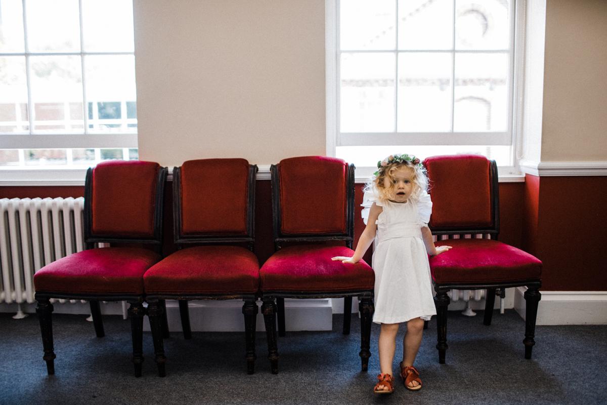 11 Flower girl waiting wearing a white La Redoute dress