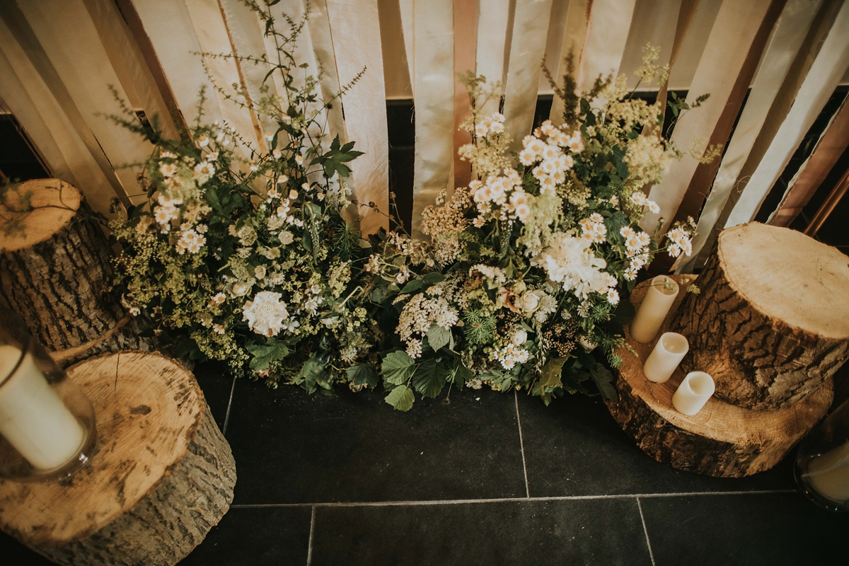 13 Logs and floral wedding decor